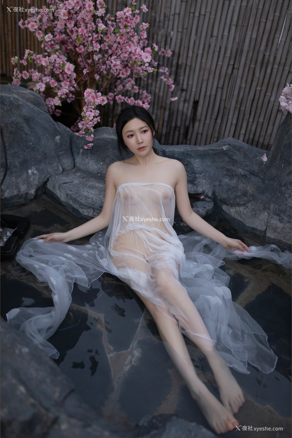 1P - xiuren秀人网福利鱼子酱Fish大尺度内部私购花想容