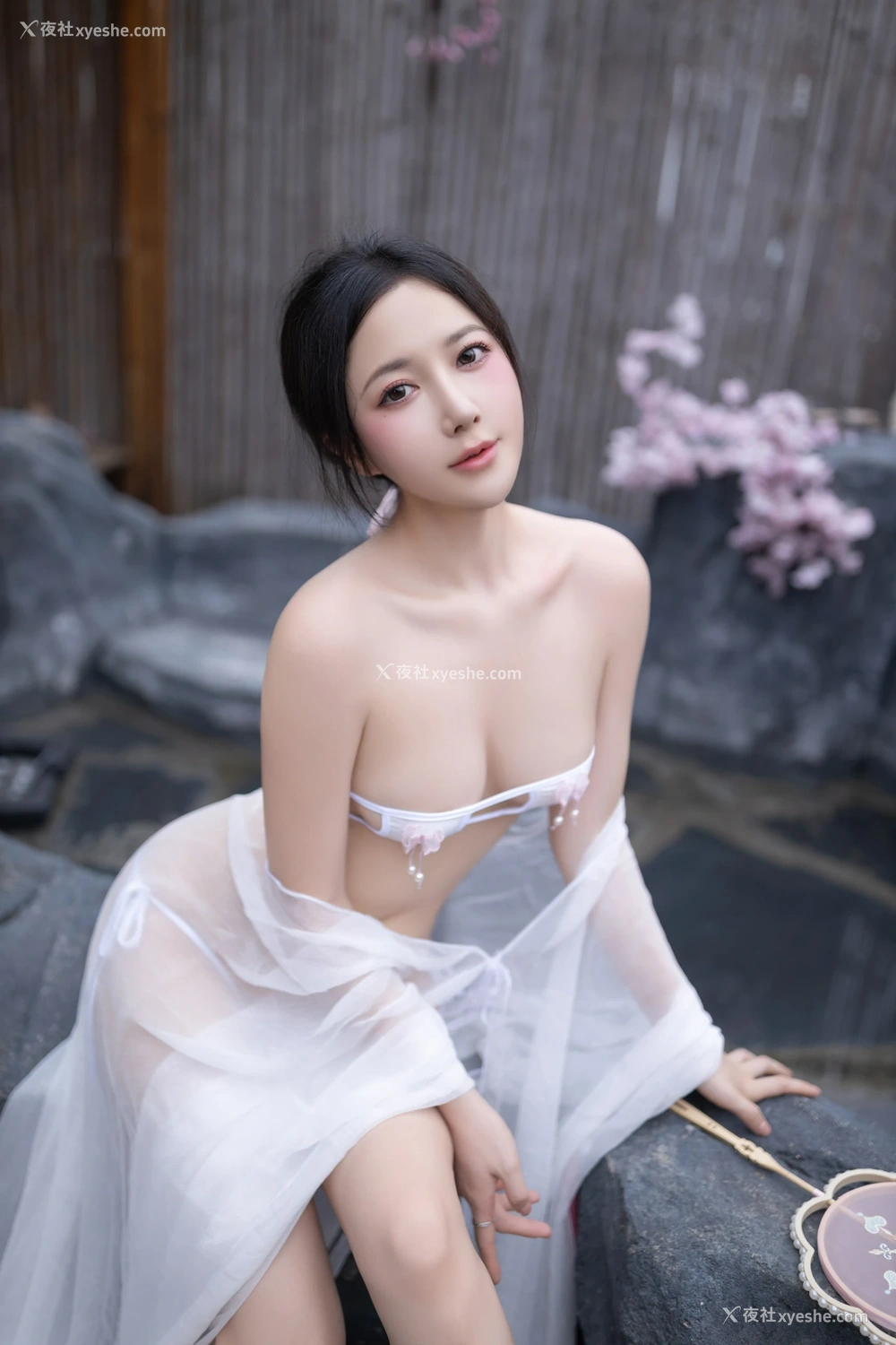 1P - xiuren秀人网福利鱼子酱Fish大尺度内部私购花想容