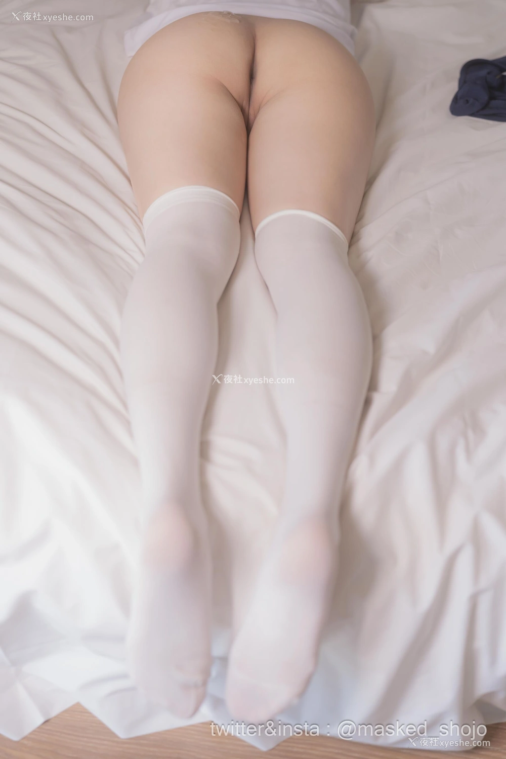 1P - The girl has no puzzy hair