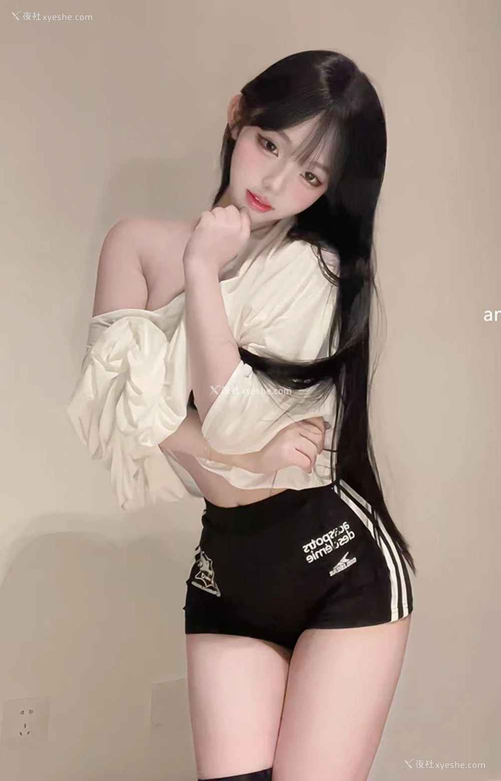 1P - 抖音百万粉网红@清纯童崽童锣烧微密圈诱惑图集
