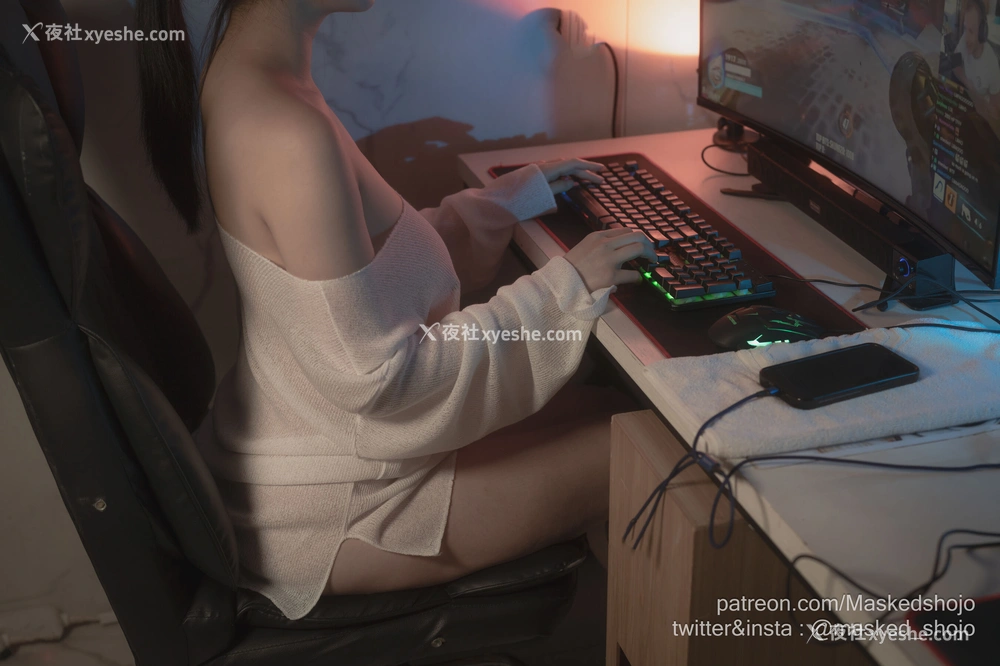 1P - Little Girl Playing Games