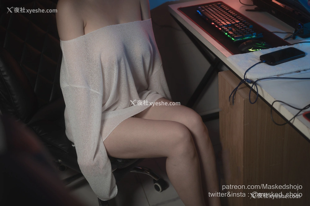1P - Little Girl Playing Games