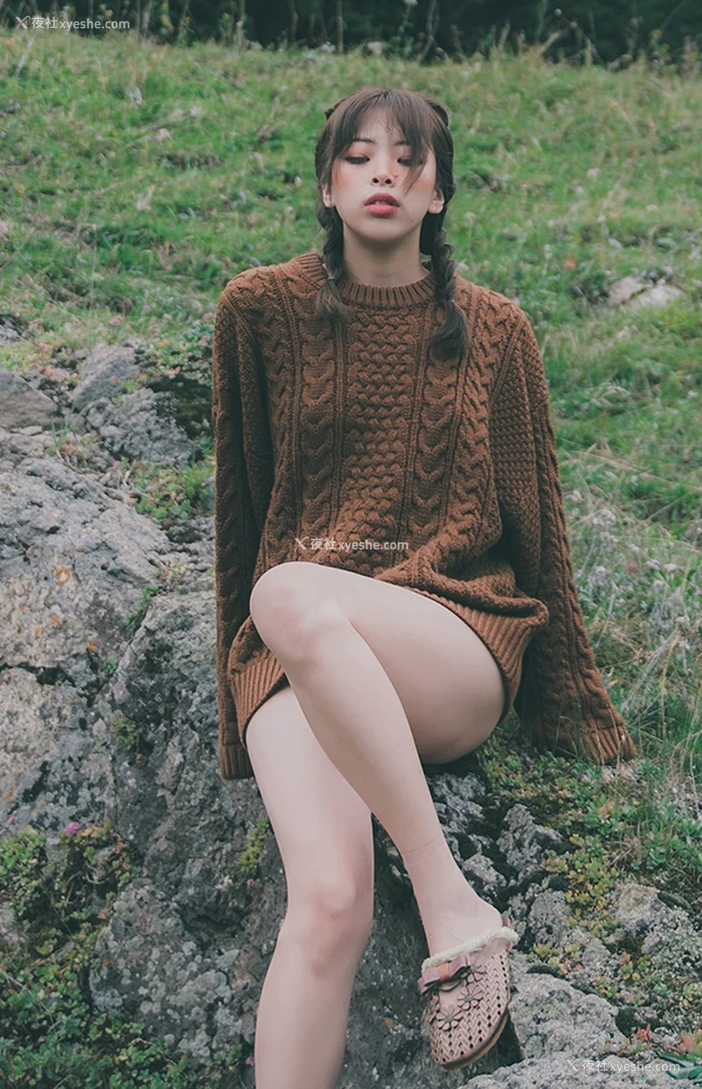 1P - 极品柚木yuziki遗作 葡萄森林里的针织半裸美女