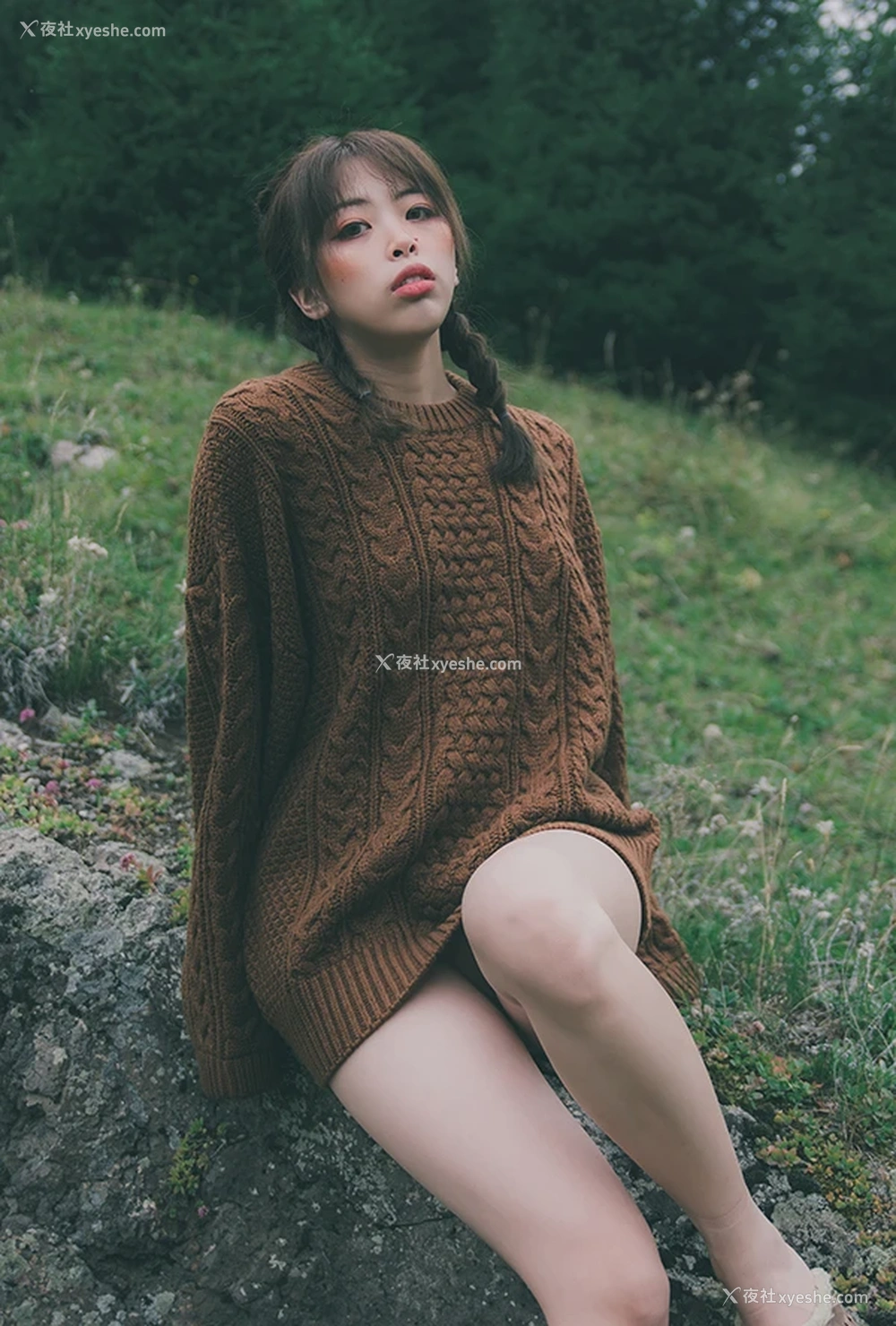 1P - 极品柚木yuziki遗作 葡萄森林里的针织半裸美女