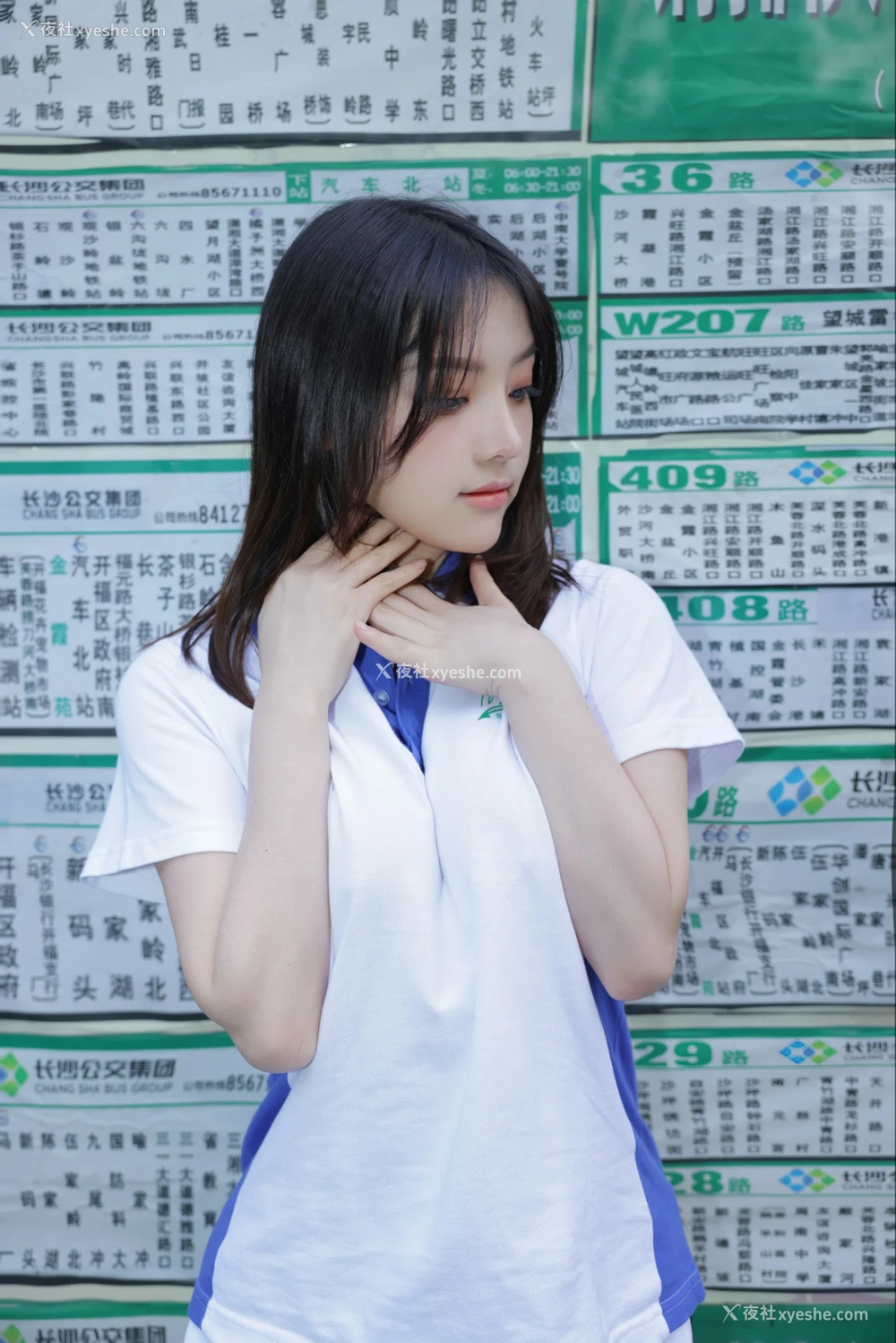 1P - xiuren秀人网福利豆瓣酱大尺度私拍写真学生妹公交车
