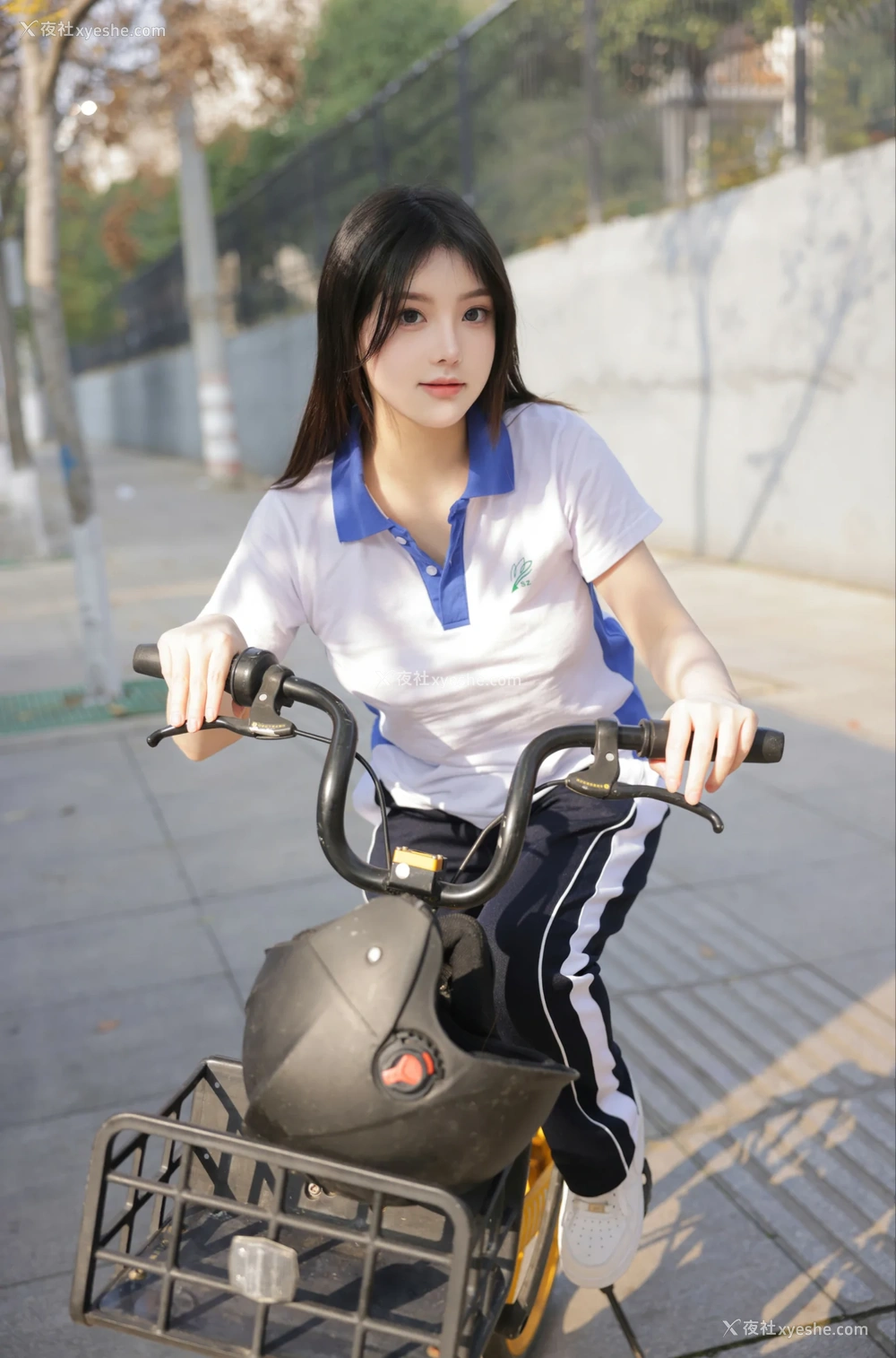 1P - xiuren秀人网福利豆瓣酱大尺度私拍写真学生妹公交车