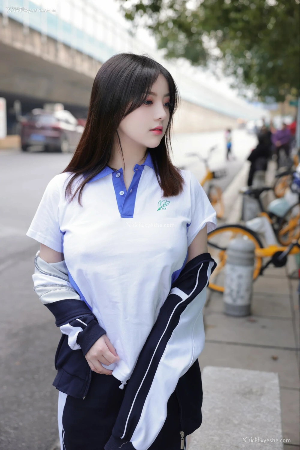 1P - xiuren秀人网福利豆瓣酱大尺度私拍写真学生妹公交车