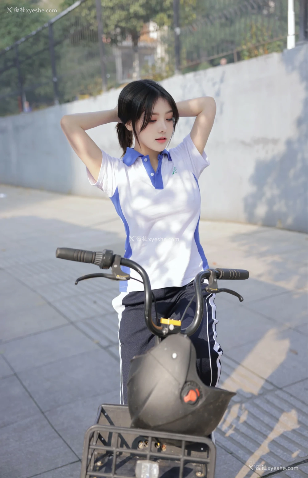 1P - xiuren秀人网福利豆瓣酱大尺度私拍写真学生妹公交车