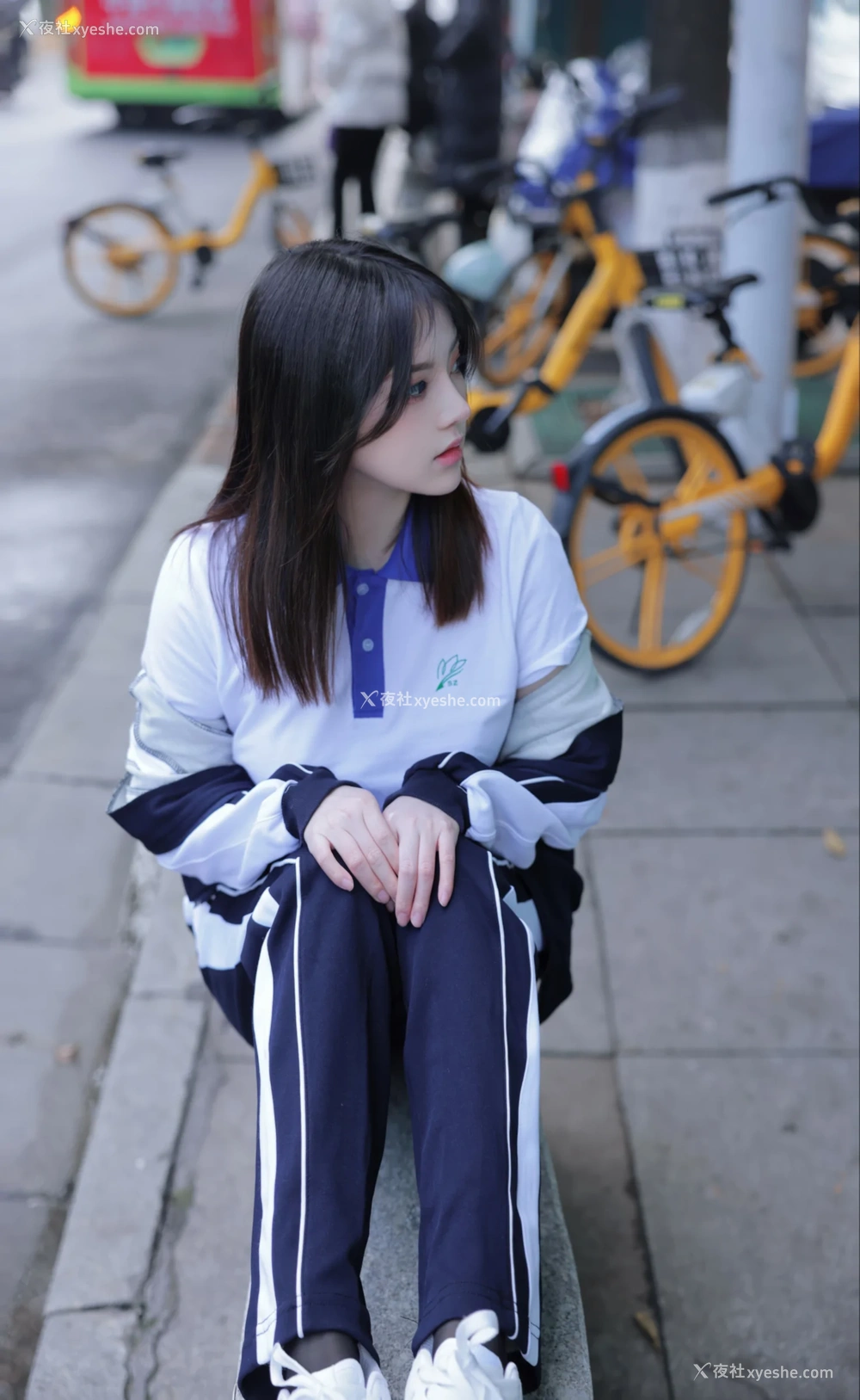 1P - xiuren秀人网福利豆瓣酱大尺度私拍写真学生妹公交车