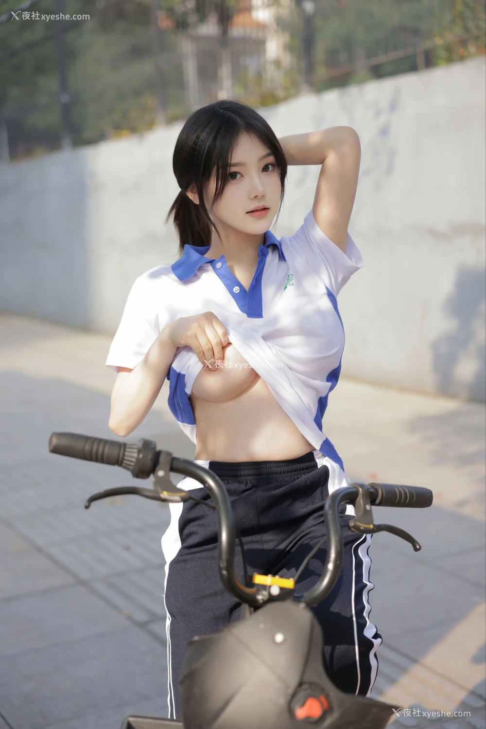 1P - xiuren秀人网福利豆瓣酱大尺度私拍写真学生妹公交车