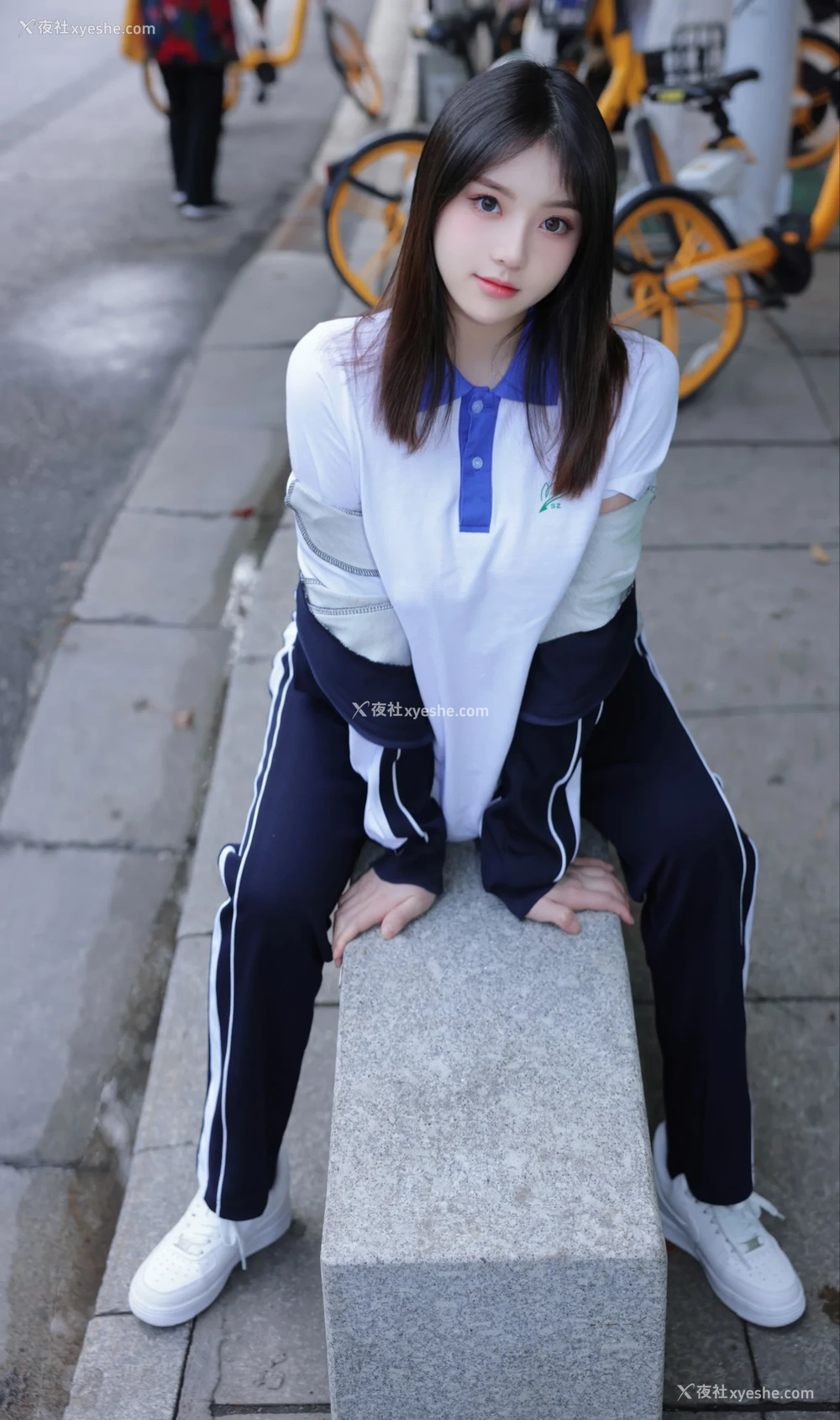 1P - xiuren秀人网福利豆瓣酱大尺度私拍写真学生妹公交车