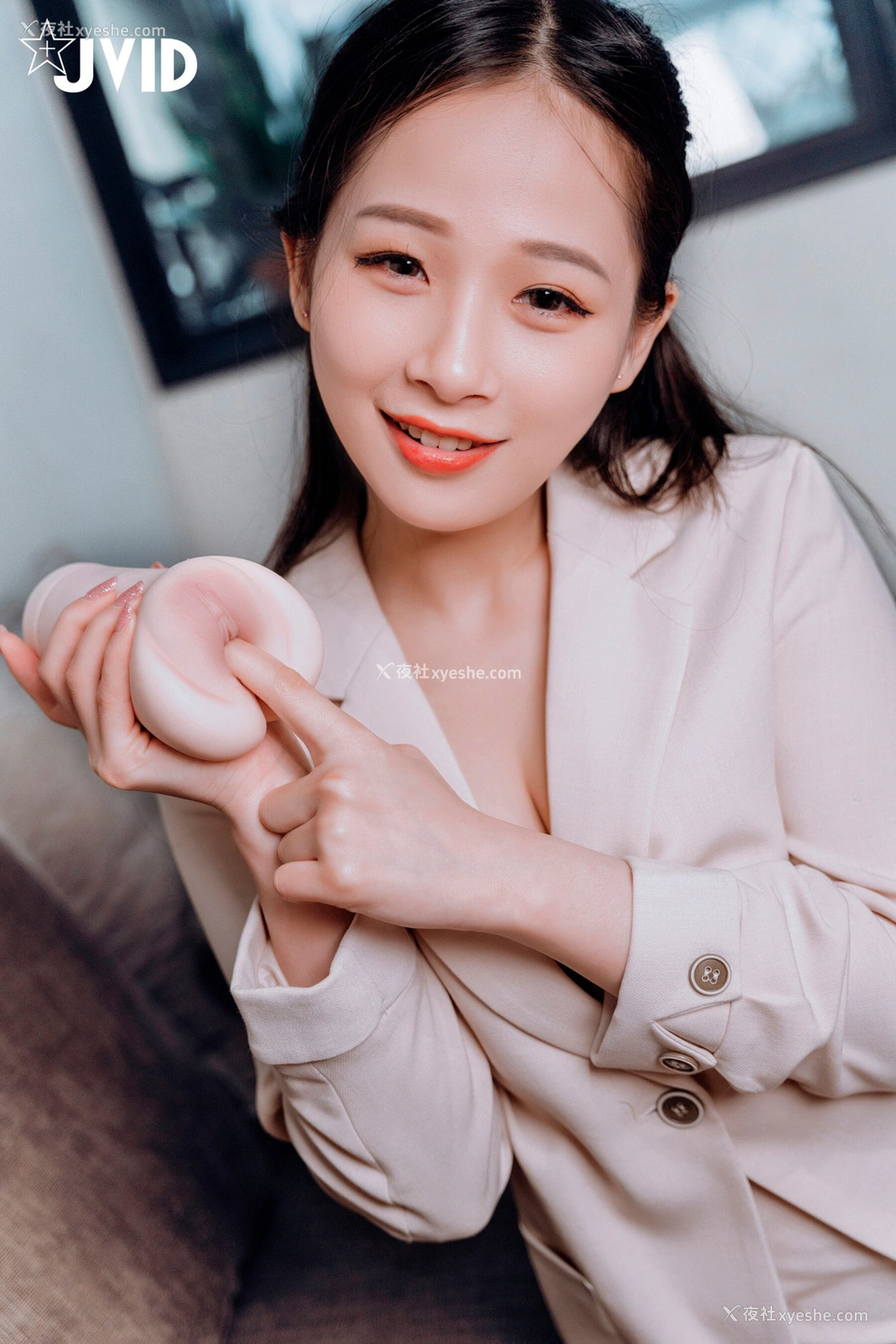 1P - 婕咪《飞机杯到府推销员》