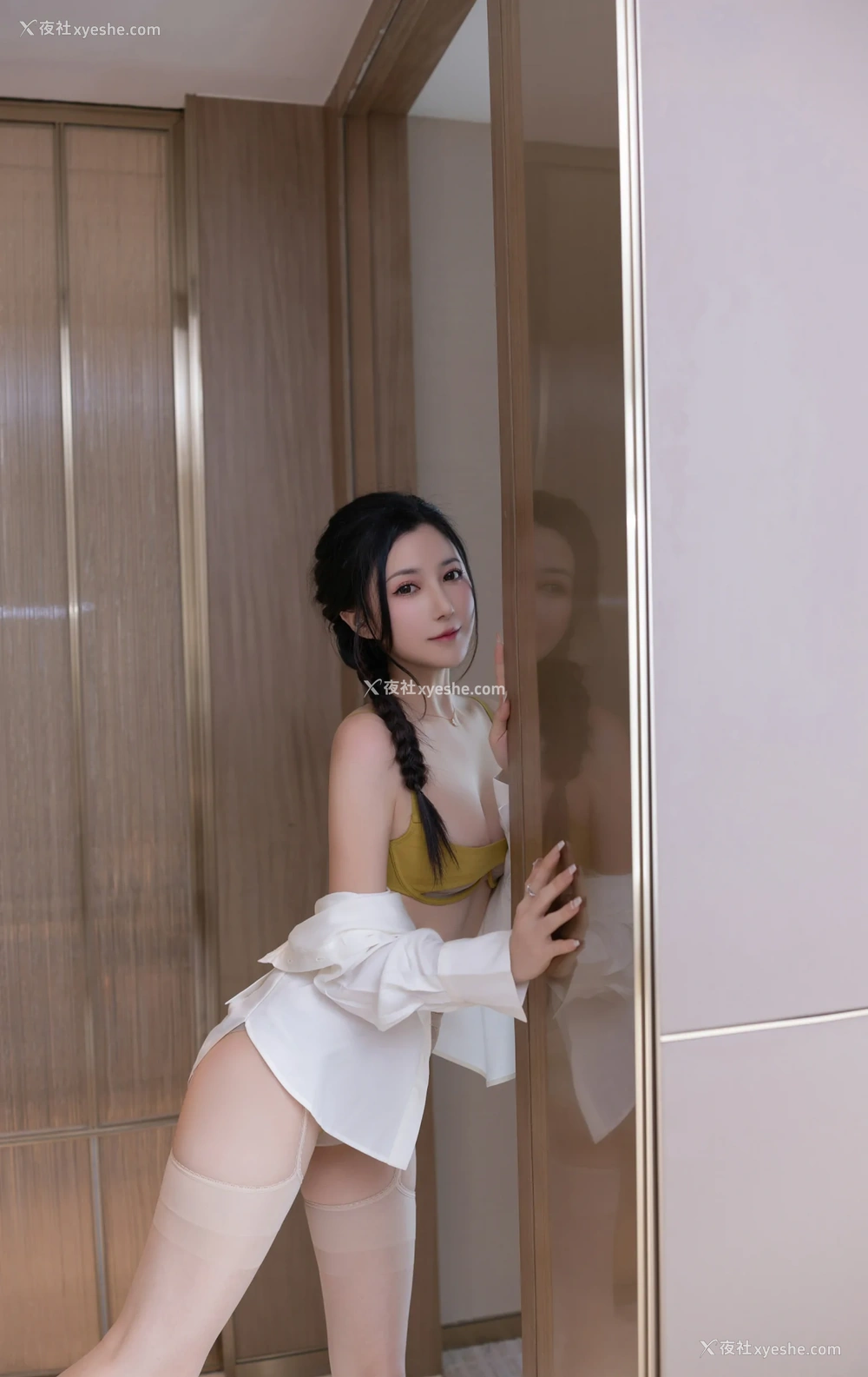 1P - xiuren秀人网福利鱼子酱Fish大尺度私拍写真纯欲黄色丝袜