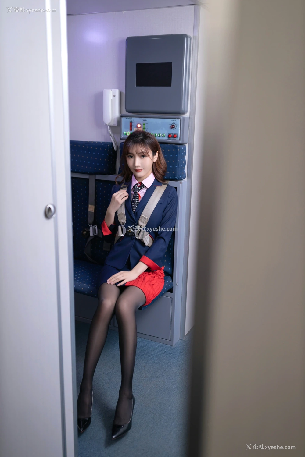 1P - xiuren秀人网福利陆萱萱大尺度私拍写真粉色空姐制服