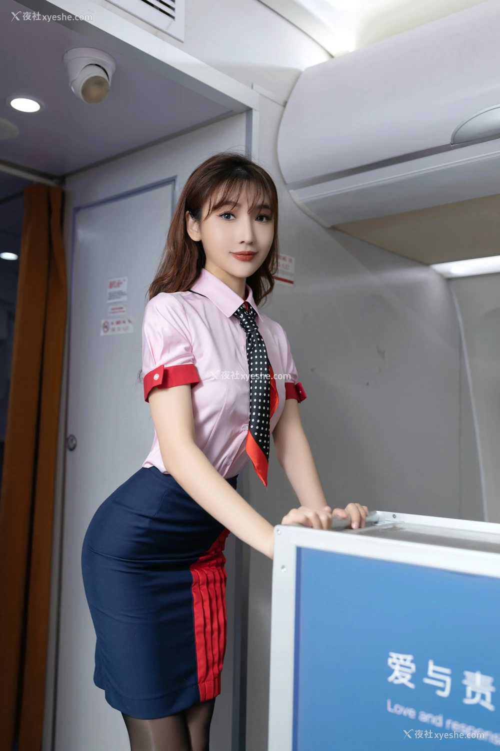 1P - xiuren秀人网福利陆萱萱大尺度私拍写真粉色空姐制服