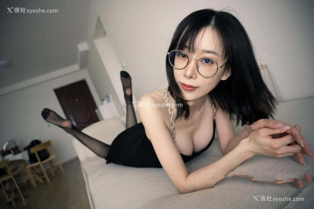1P - 秀人网 宝宝甜✨极品反差母狗眼镜妹 不上架私拍漏点吃J8