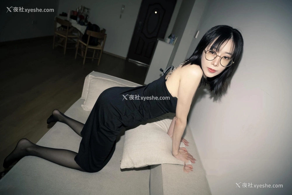 1P - 秀人网 宝宝甜✨极品反差母狗眼镜妹 不上架私拍漏点吃J8
