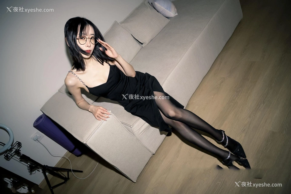 1P - 秀人网 宝宝甜✨极品反差母狗眼镜妹 不上架私拍漏点吃J8