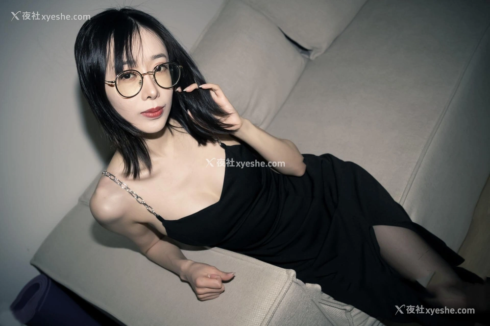 1P - 秀人网 宝宝甜✨极品反差母狗眼镜妹 不上架私拍漏点吃J8
