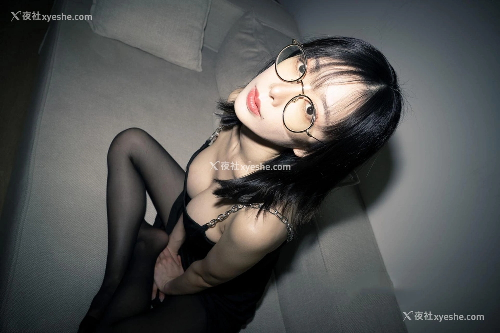 1P - 秀人网 宝宝甜✨极品反差母狗眼镜妹 不上架私拍漏点吃J8