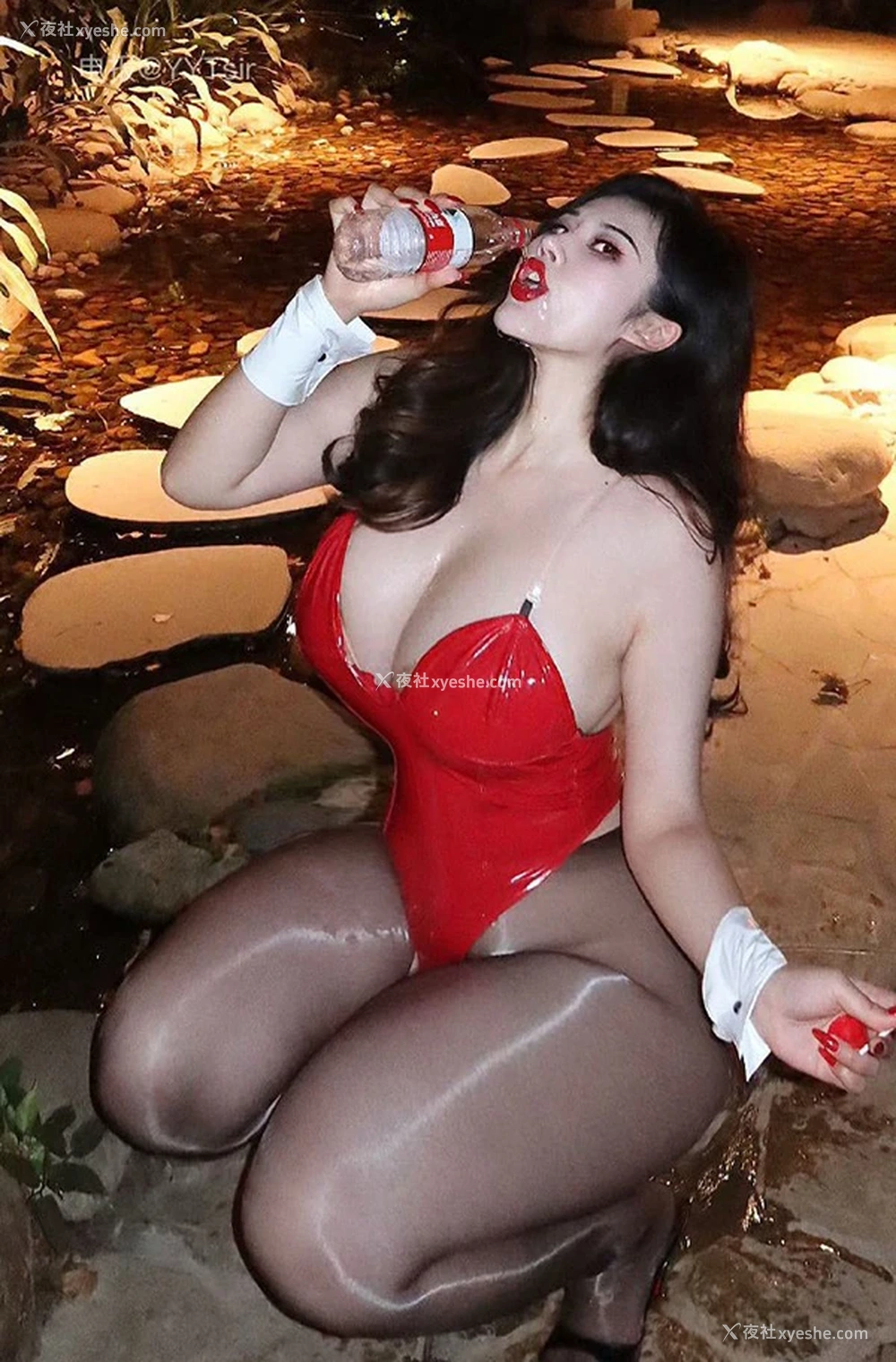1P - 巨乳肥臀网红@山雀Queen 微密圈视图合集