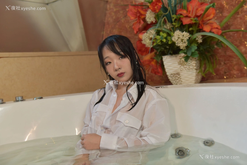 1P - 国模小玉大尺度人体私拍套图