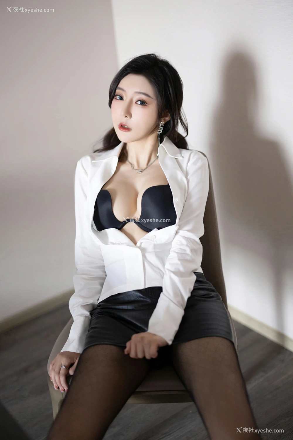 1P - xiuren秀人网福利王馨瑶Yanni大尺度私拍流出白色露背衬衣