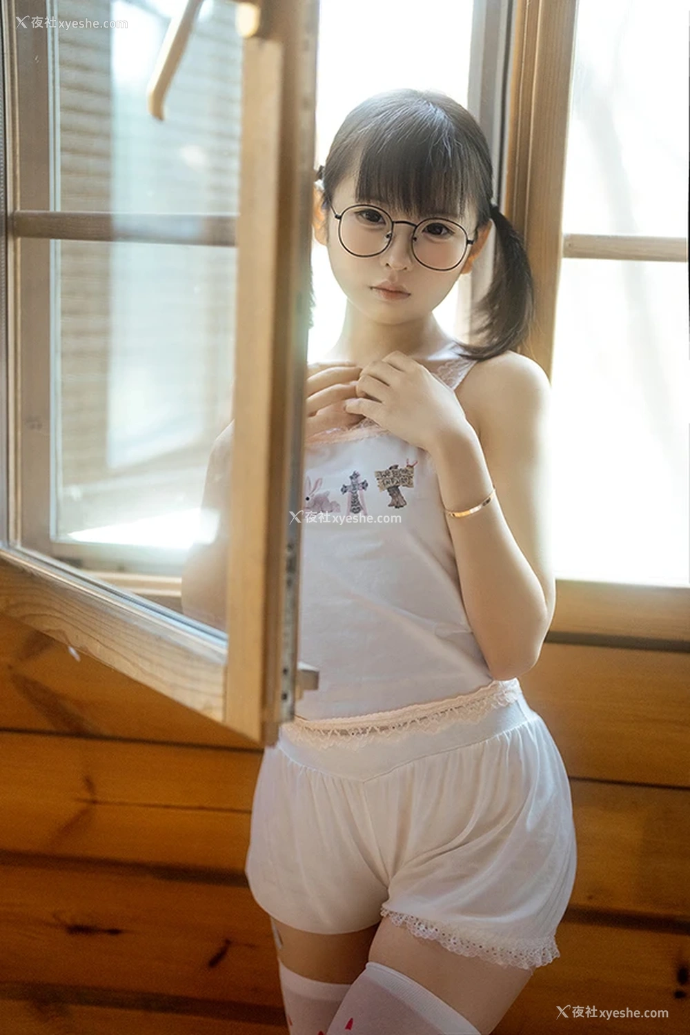 1P - 网红美女幼水铃衣 双马尾居家小可爱