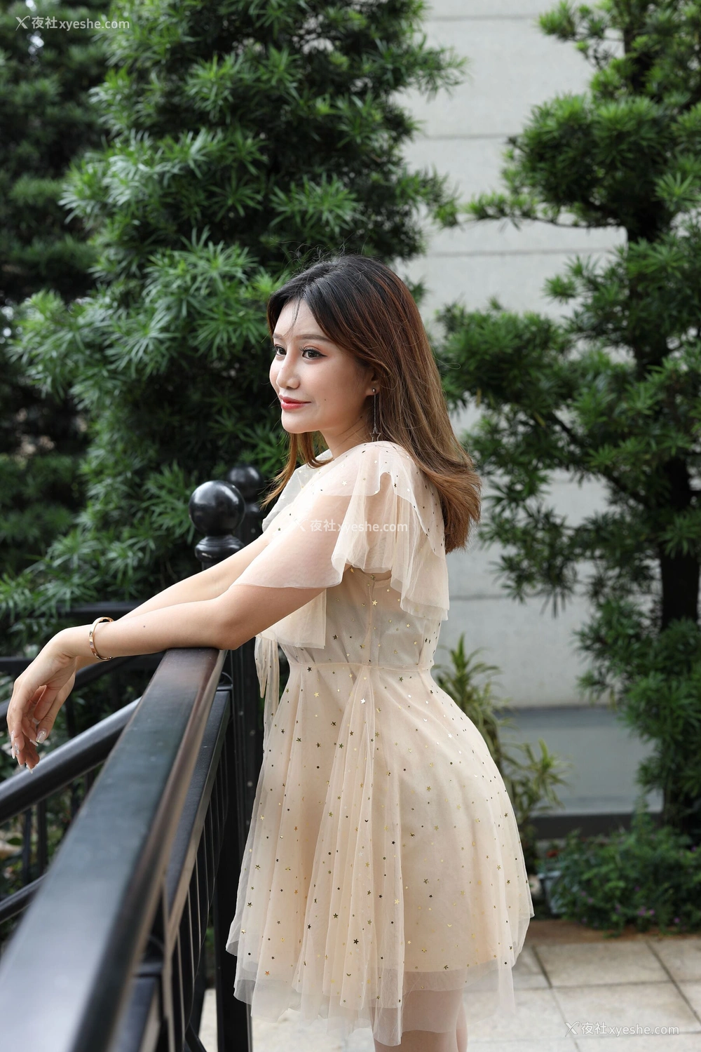 1P - 纱裙肉丝美女