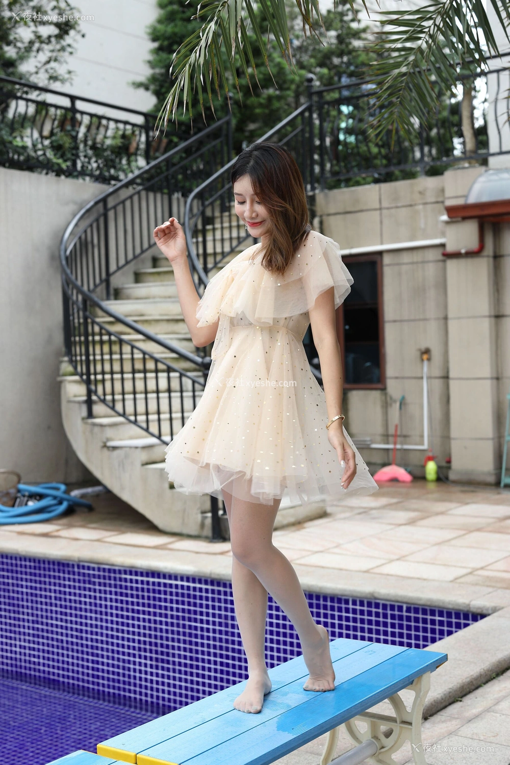 1P - 纱裙肉丝美女