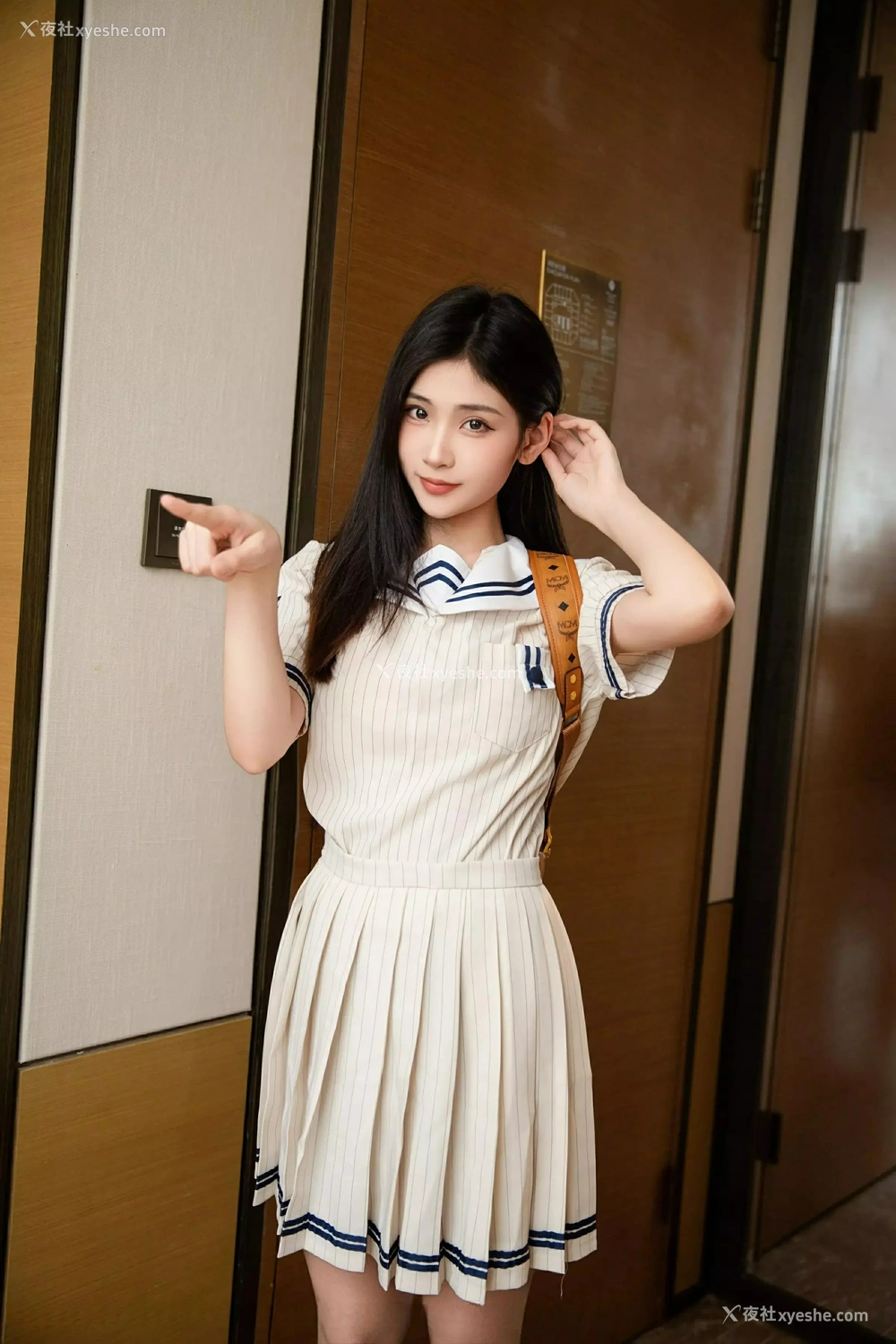 1P - [XiuRen秀人网] No.9942 刘婷婷