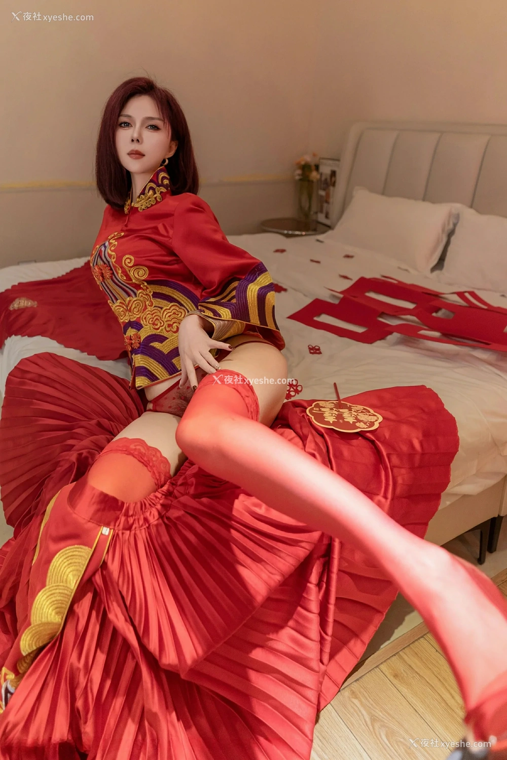 1P - [XiuRen秀人网] No.9995 白芷yy