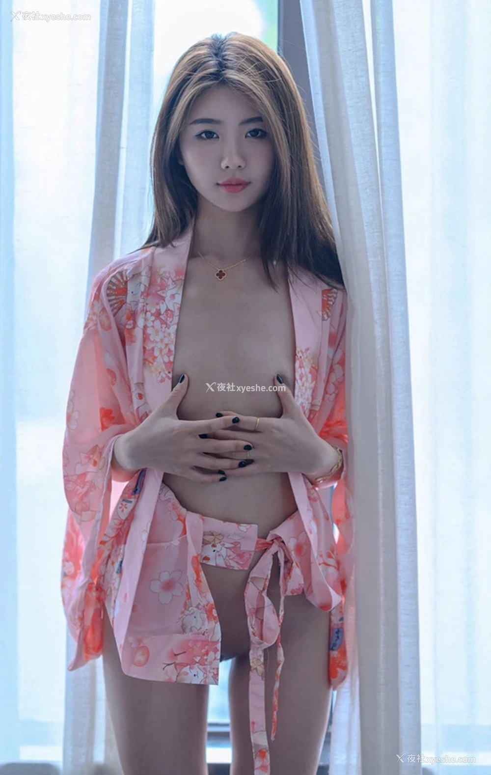 1P - 高颜值网红@Lucky 尺度私拍视图合集
