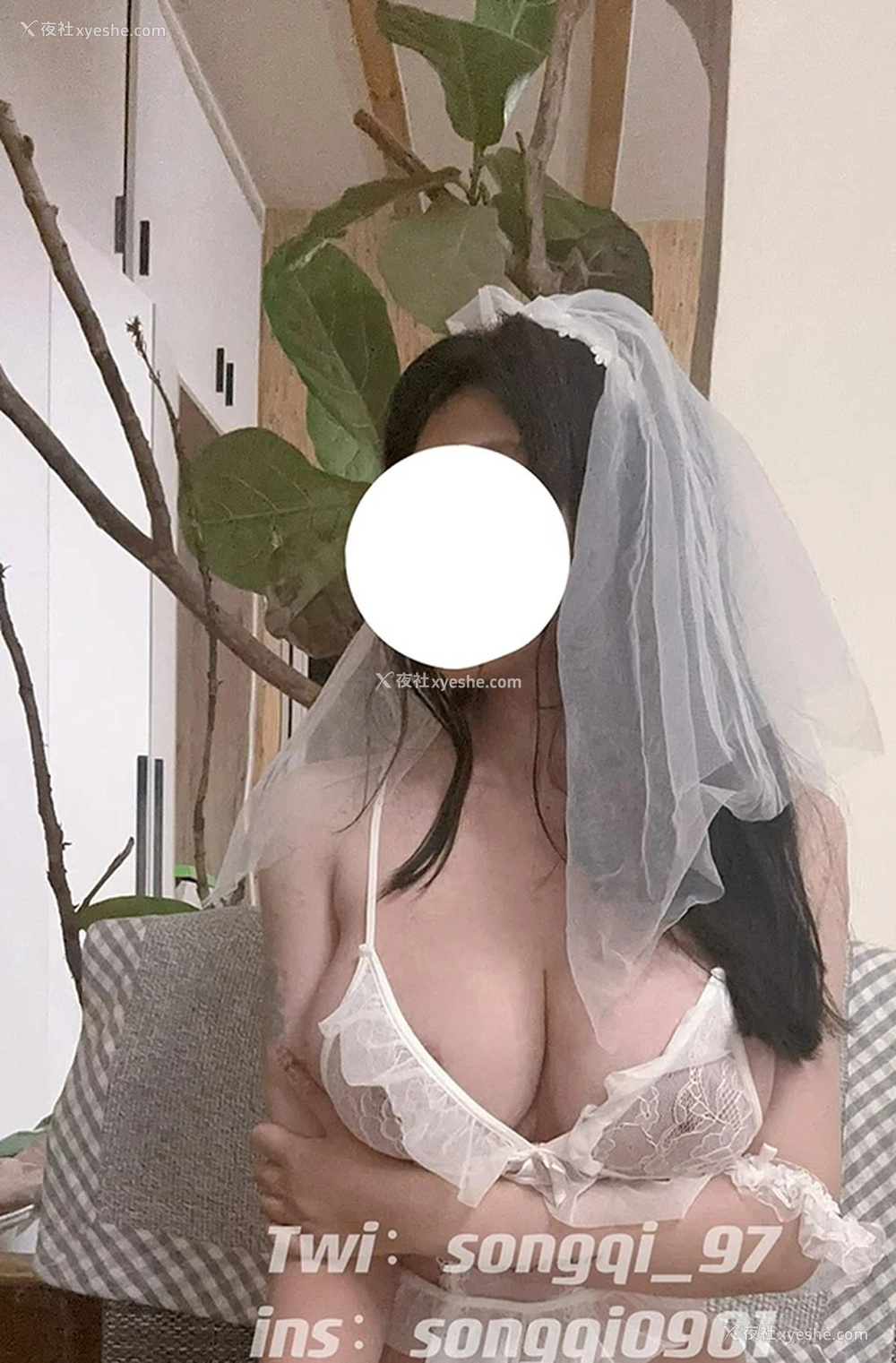 1P - 巨乳福利姬 牛奶饼干不加葱 私拍尺度图集4