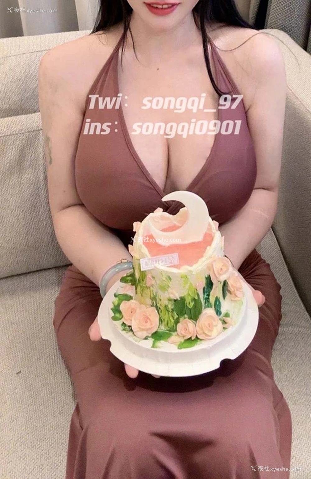 1P - 巨乳福利姬 牛奶饼干不加葱 私拍尺度图集4