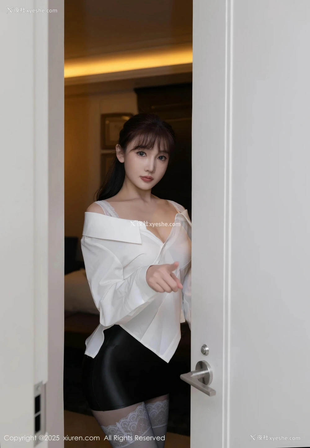 1P - [XiuRen秀人网] No.10166 陆萱萱 [81P]