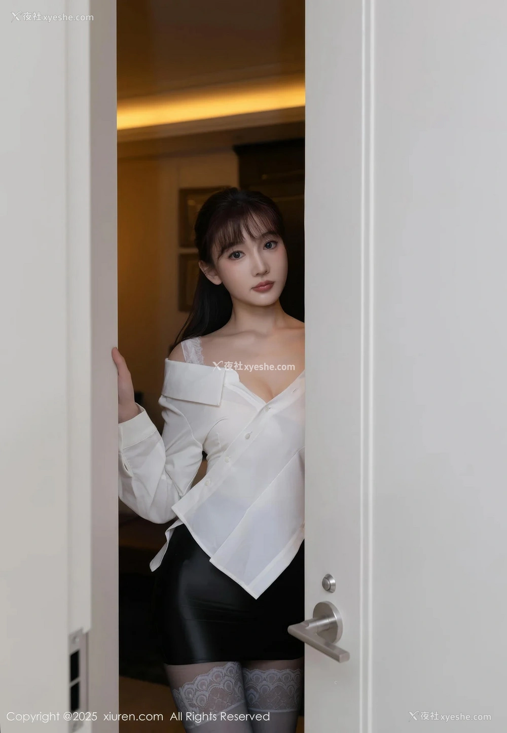 1P - [XiuRen秀人网] No.10166 陆萱萱 [81P]