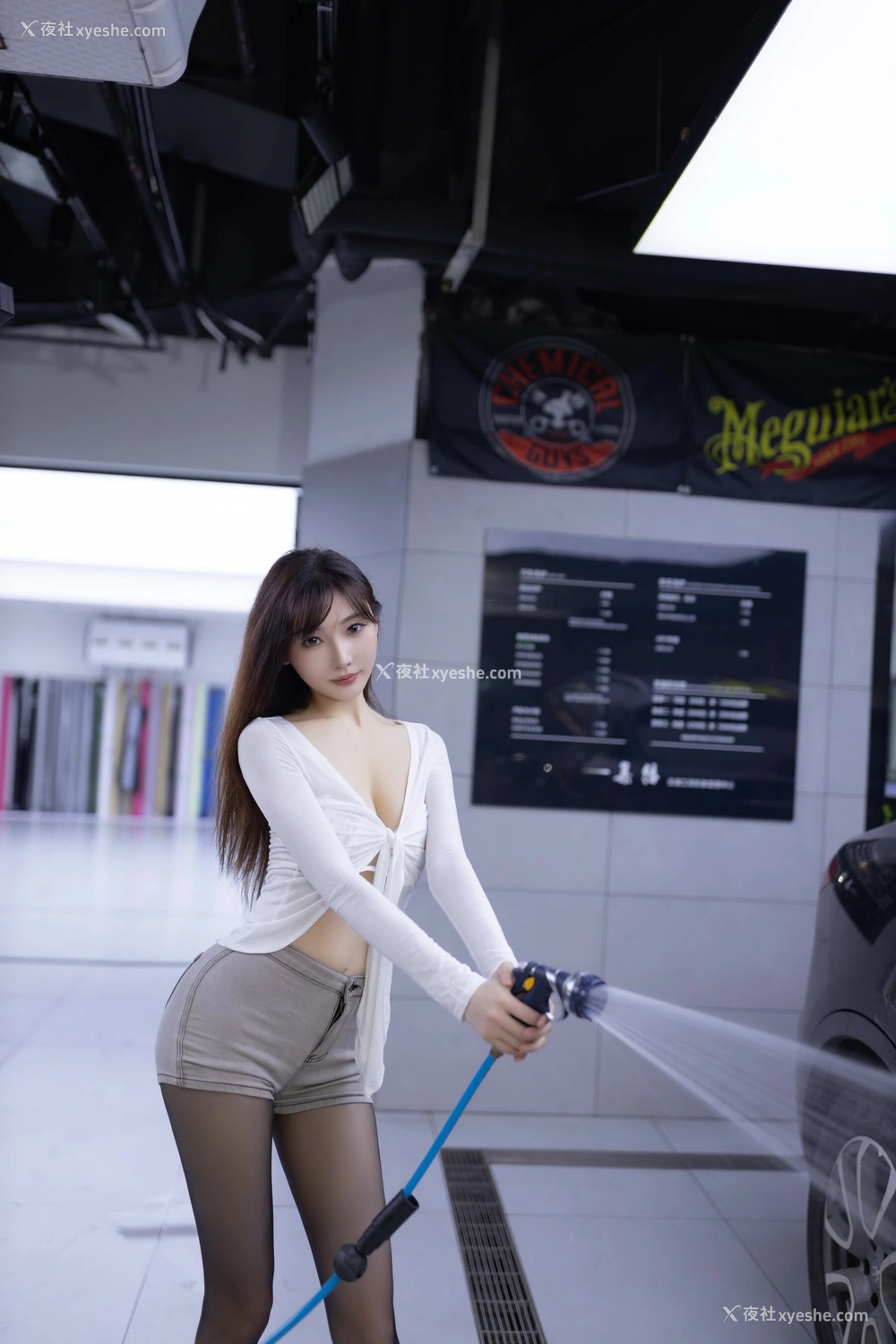1P - 秀人网 美女名模 陆萱萱 – 内购无水印《红底黑高虾线黑丝绝美加油师》 [93P]