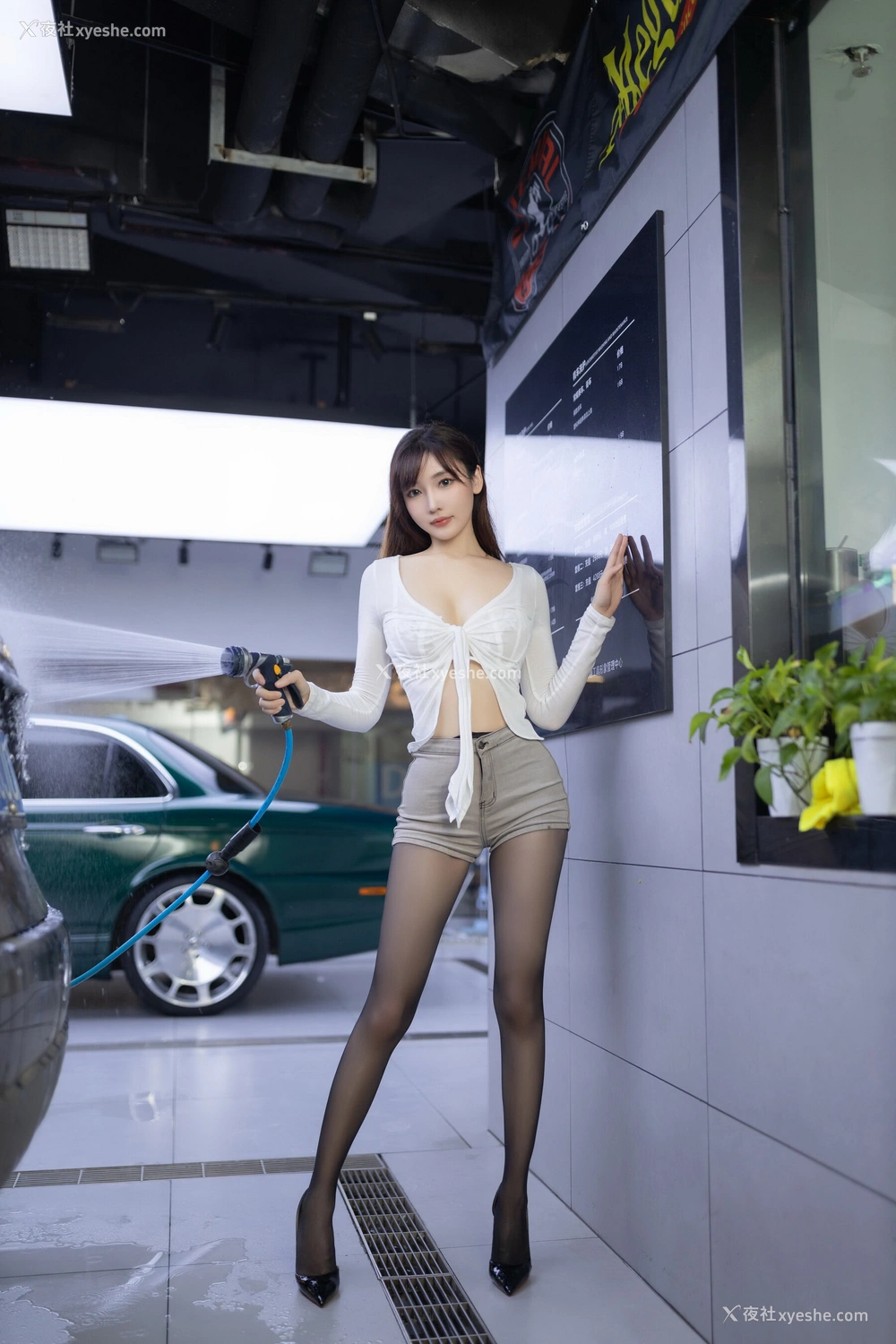 1P - 秀人网 美女名模 陆萱萱 – 内购无水印《红底黑高虾线黑丝绝美加油师》 [93P]