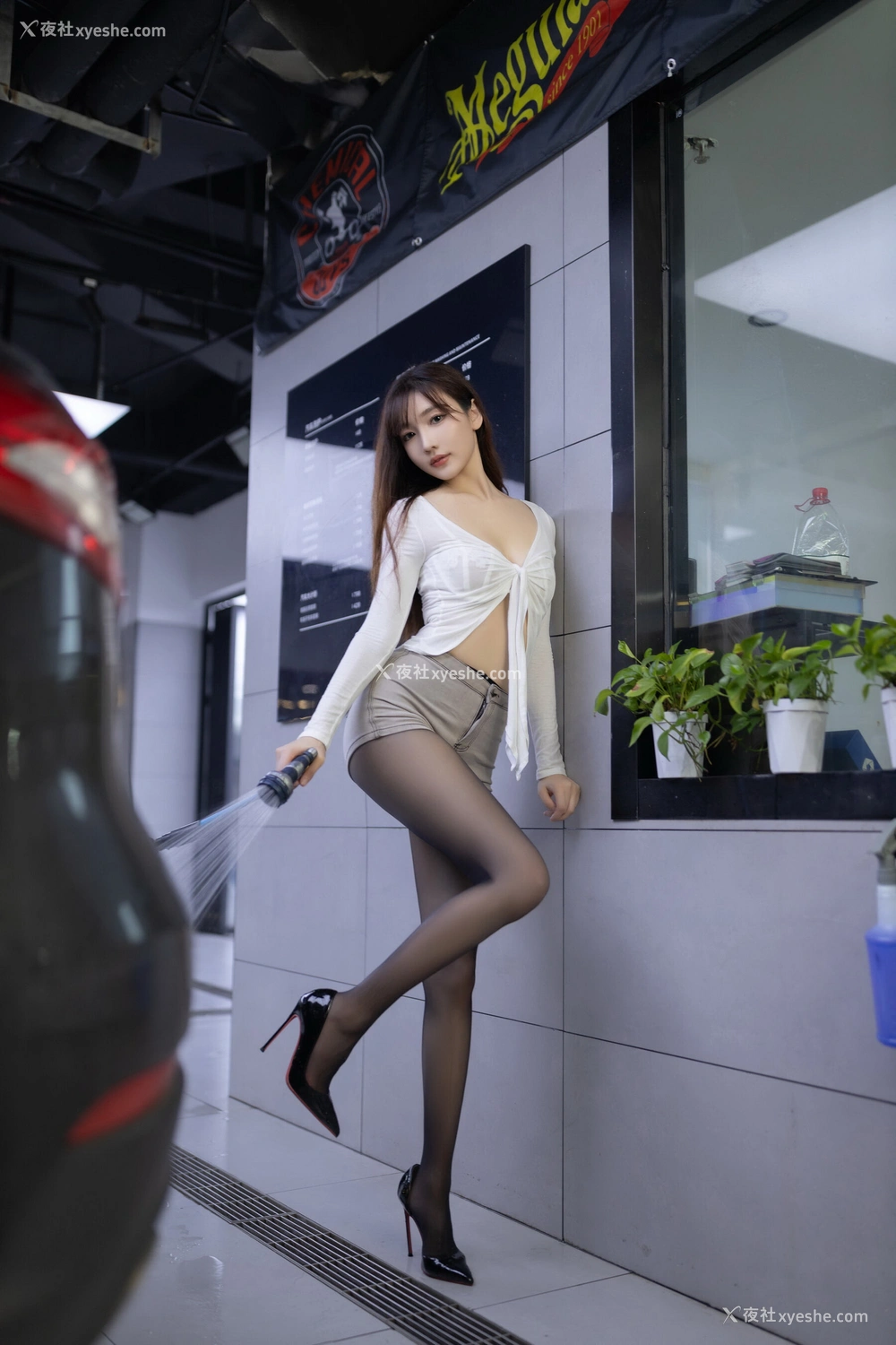 1P - 秀人网 美女名模 陆萱萱 – 内购无水印《红底黑高虾线黑丝绝美加油师》 [93P]