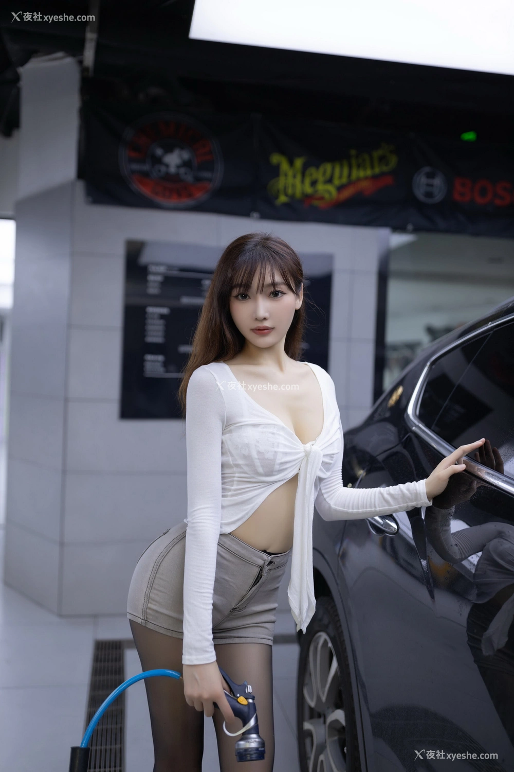 1P - 秀人网 美女名模 陆萱萱 – 内购无水印《红底黑高虾线黑丝绝美加油师》 [93P]