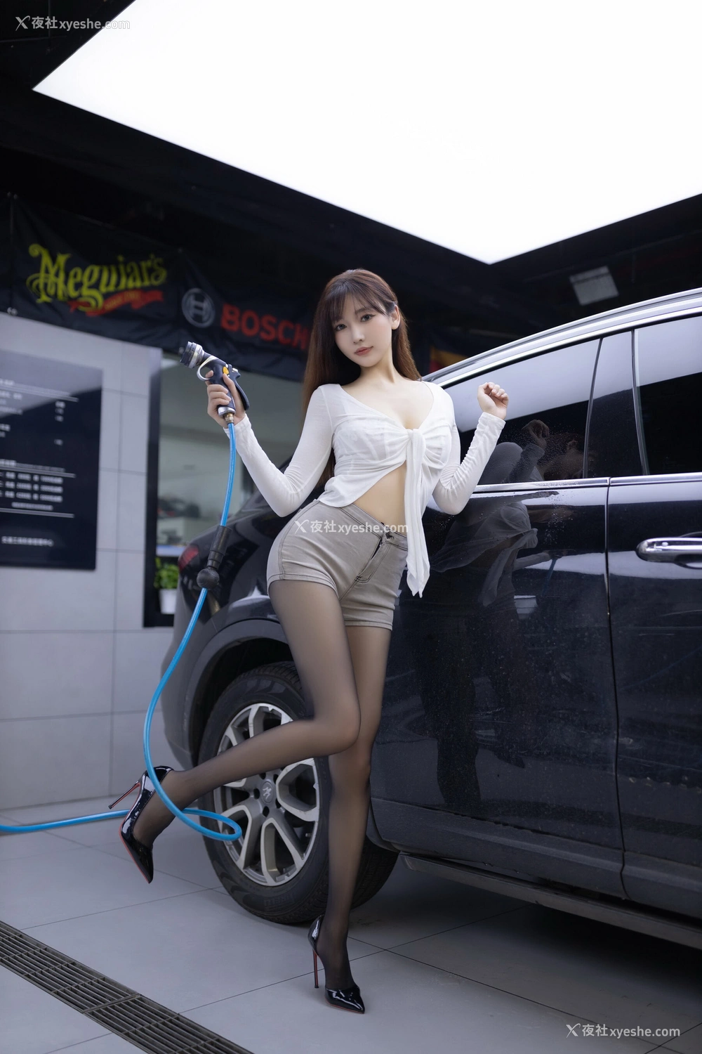 1P - 秀人网 美女名模 陆萱萱 – 内购无水印《红底黑高虾线黑丝绝美加油师》 [93P]