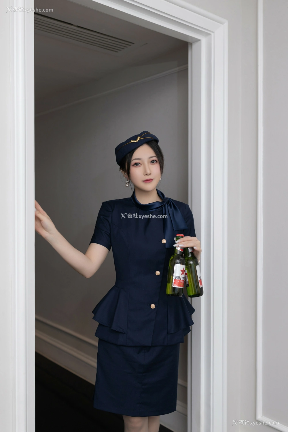 1P - 秀人网 美女名模 鱼子酱Fish – 内购无水印《空姐制服》 [123P]