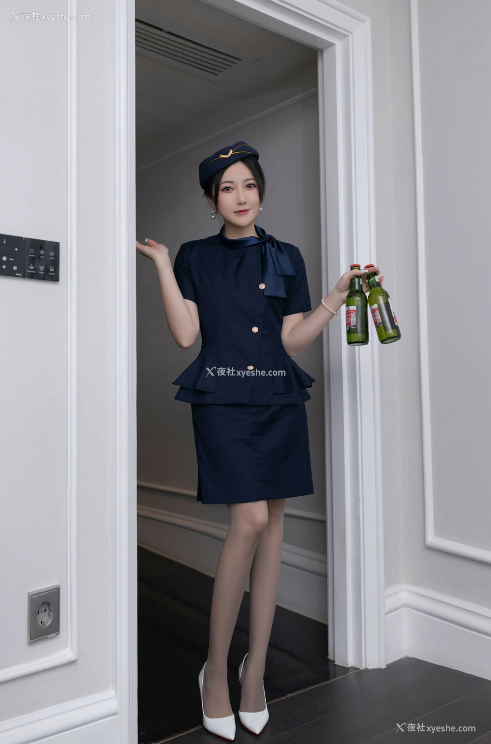 1P - 秀人网 美女名模 鱼子酱Fish – 内购无水印《空姐制服》 [123P]