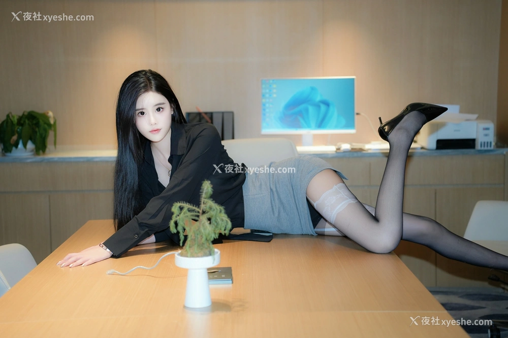 1P - 秀人网 美女嫩模 Erikaki（晚苏susu）- 内购无水印 黑衣灰裙黑丝职业装 [84P]