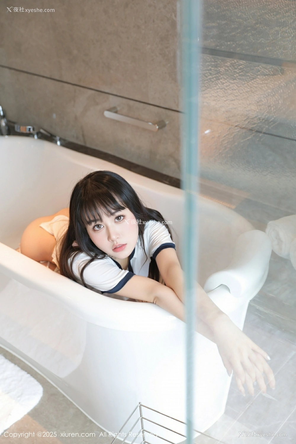 1P - [XiuRen秀人网] No.10184 量子玫瑰 [86P]