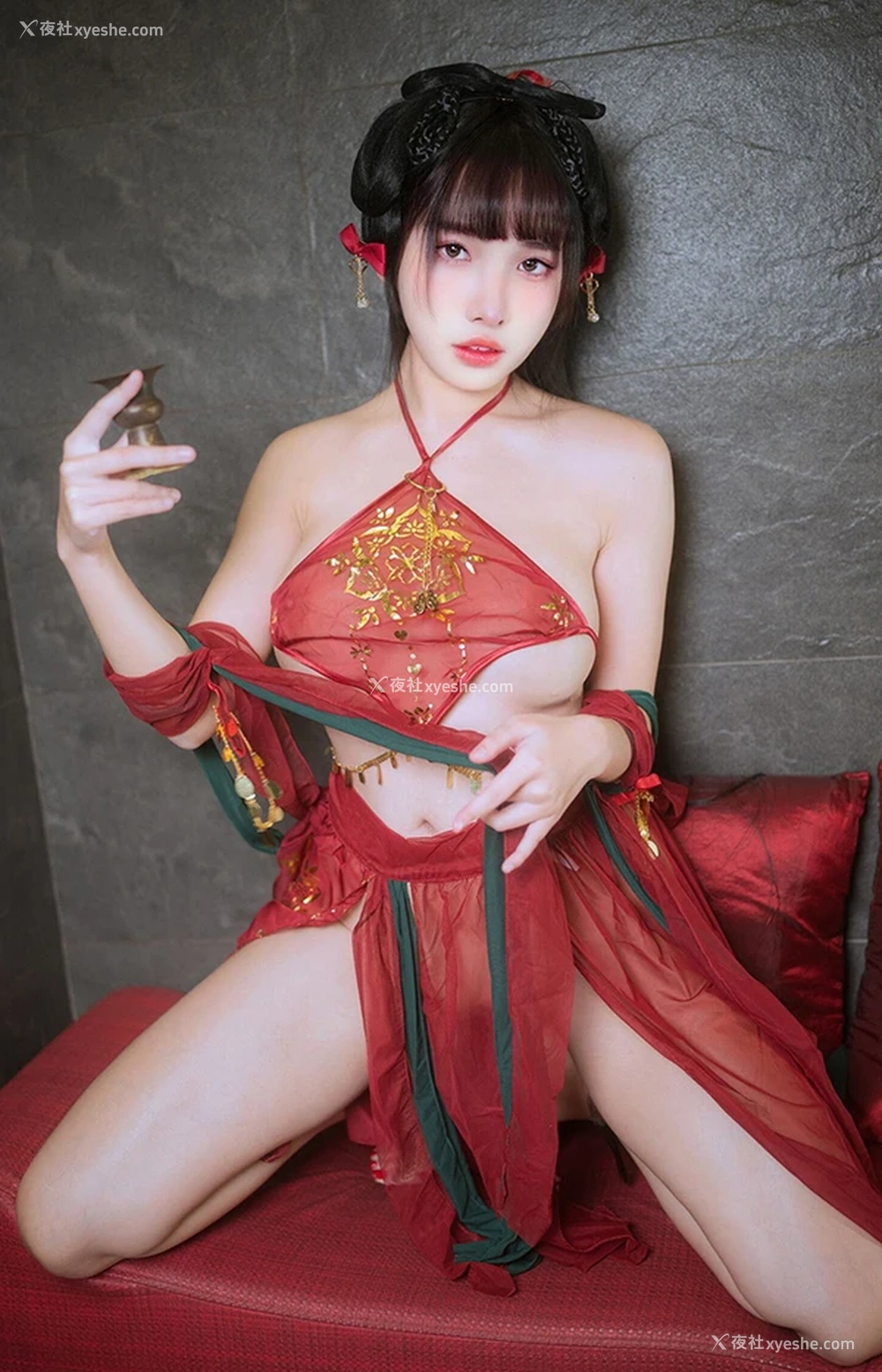 1P - 粉嫩福利姬慕慕Momo 月圆之夜无圣光唯美图集