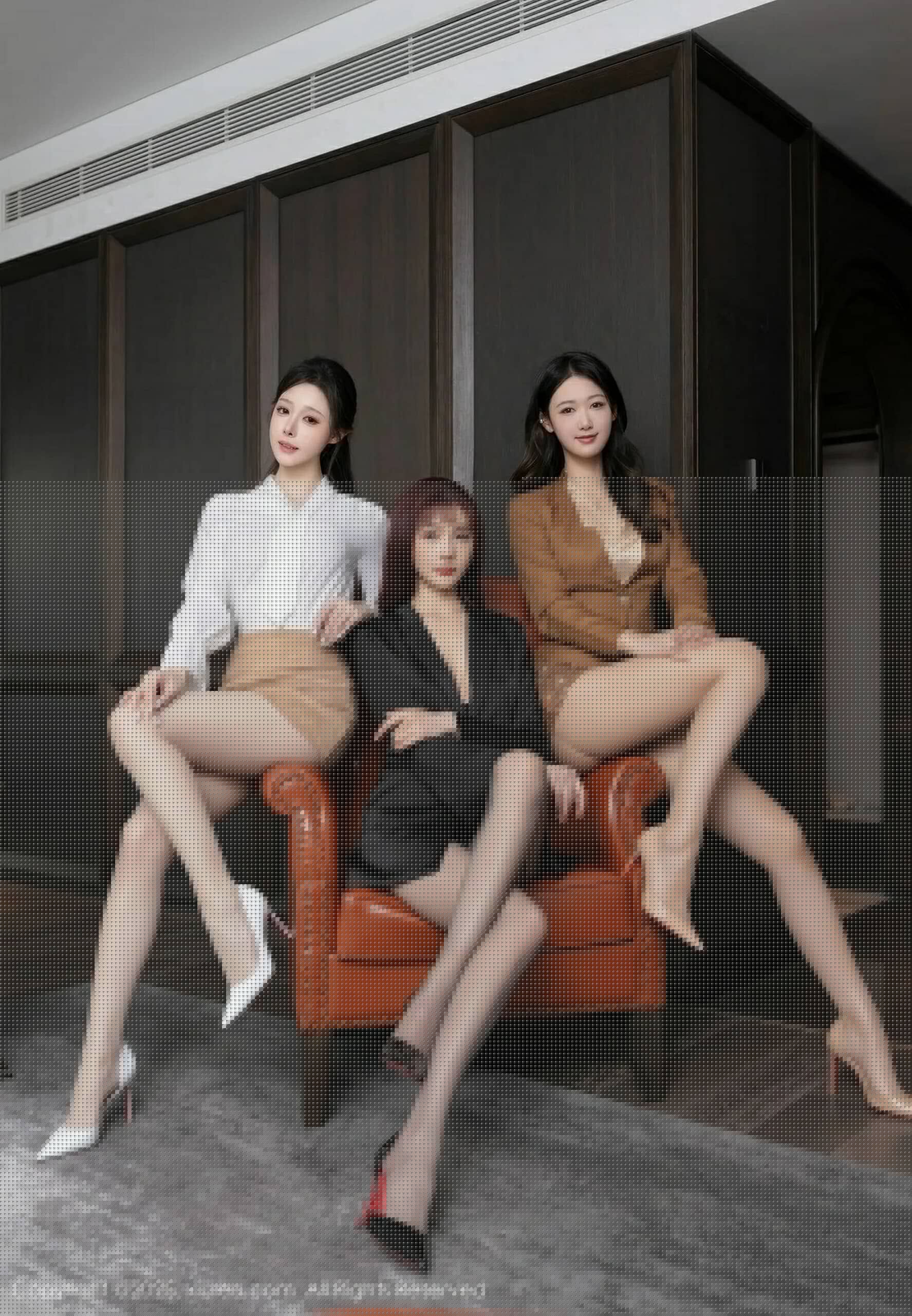1P - [XiuRen秀人网] No.10233 小逗逗 陆萱萱 唐安琪 [80P]