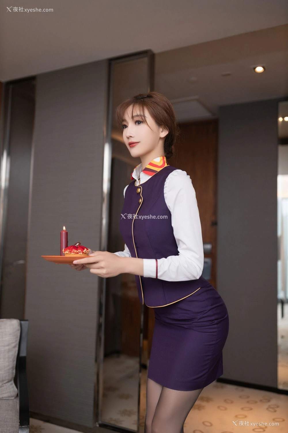 1P - 秀人网 美女名模 陆萱萱 – 内购无水印完整版《黑丝红内空姐制服滴蜡》 [114P]