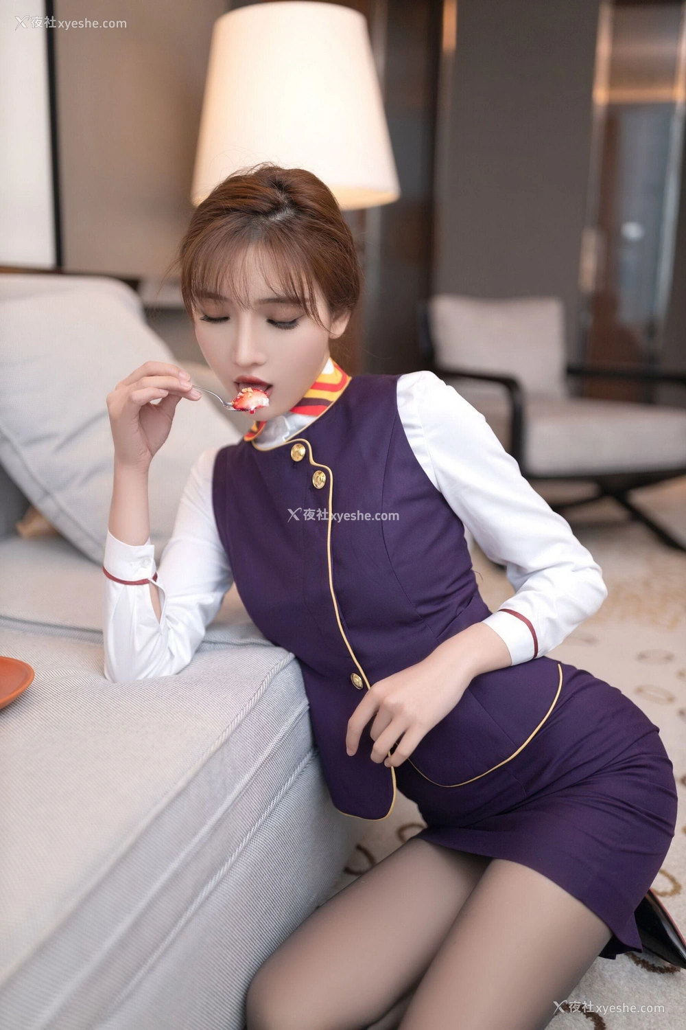 1P - 秀人网 美女名模 陆萱萱 – 内购无水印完整版《黑丝红内空姐制服滴蜡》 [114P]